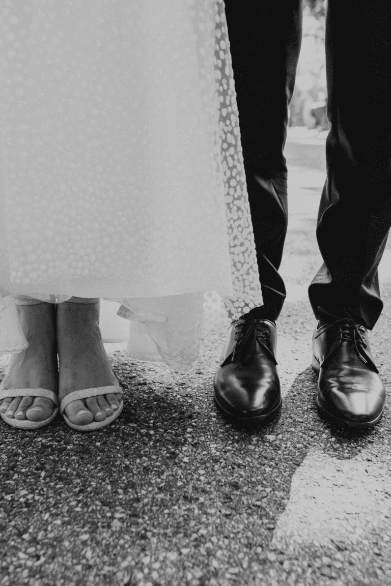 Brautpaar nur mir Schuhen Fotografiert