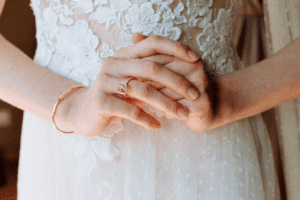 Braut mit rosegoldenen Diamantenring